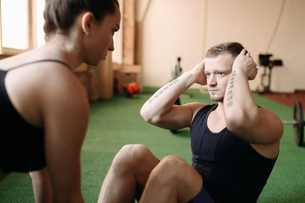 Homem fazendo sit-ups — Fotografia de Stock