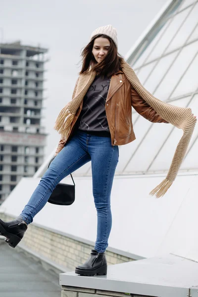 Çatıda olumlu genç kız 