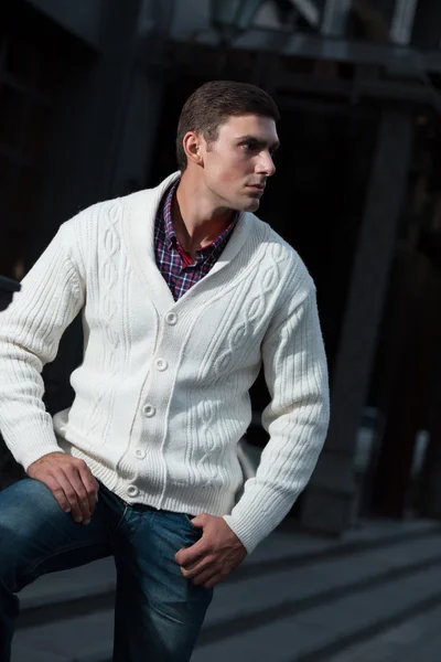 Elegáns férfi fehér pulóver — Stock Fotó