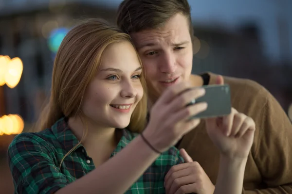 Pareja tomando selfie — Foto de Stock