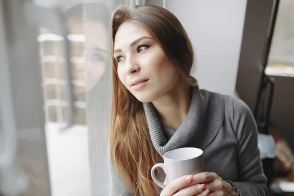 Mujer joven sentada en el café — Foto de Stock