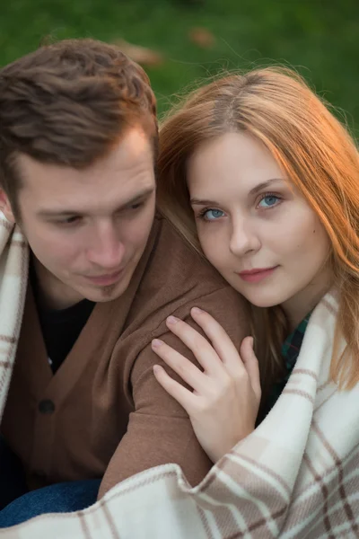 Jonge romantisch paar — Stockfoto