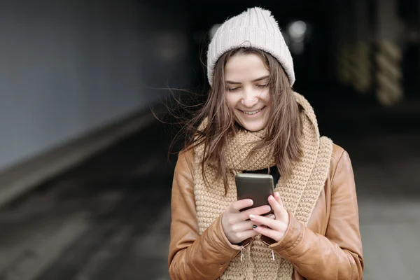 Kaunis tyttö käyttää mobiili — kuvapankkivalokuva