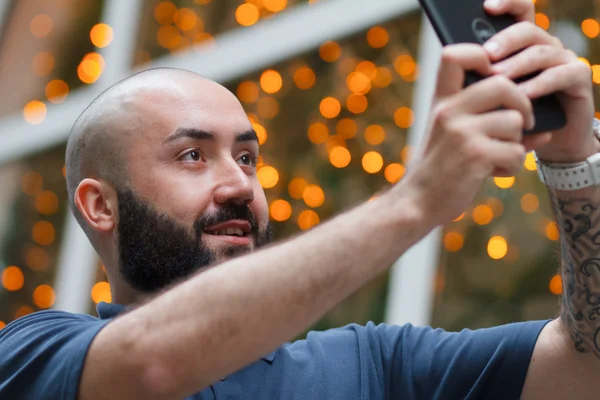 Bonito barbudo homem com smartphone — Fotografia de Stock