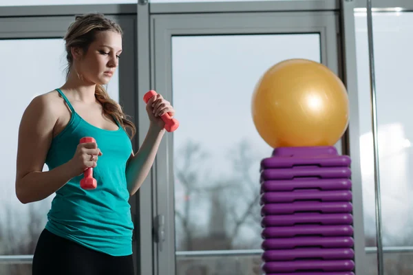 Exercício esportivo com halteres — Fotografia de Stock