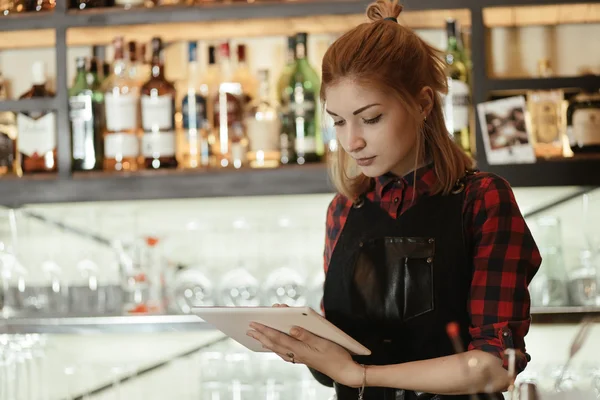 Barista woman with tablet pc — Stock Photo, Image