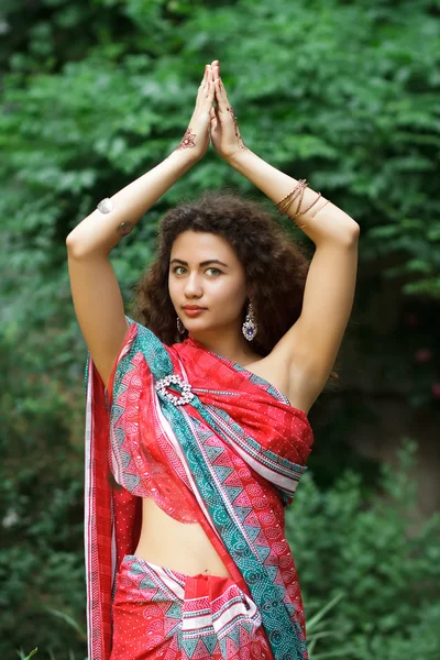 Indisk flicka i sari — Stockfoto