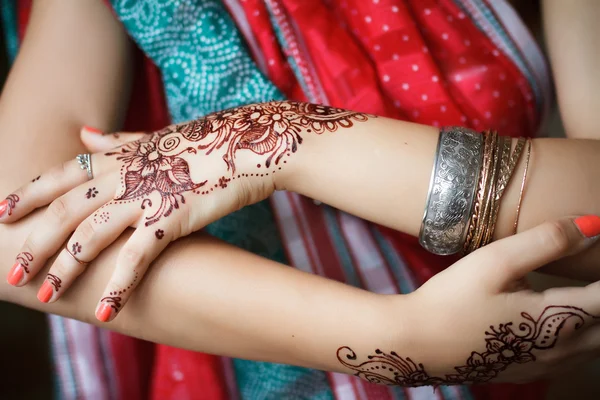 Hands with indian henna pattern — Stock Photo, Image