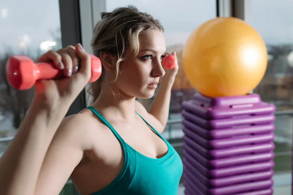 Спортсменка делает гантели для физических упражнений в фитнес-центре — стоковое фото