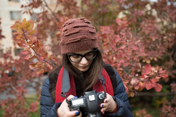 Femme photographe avec appareil photo — Photo