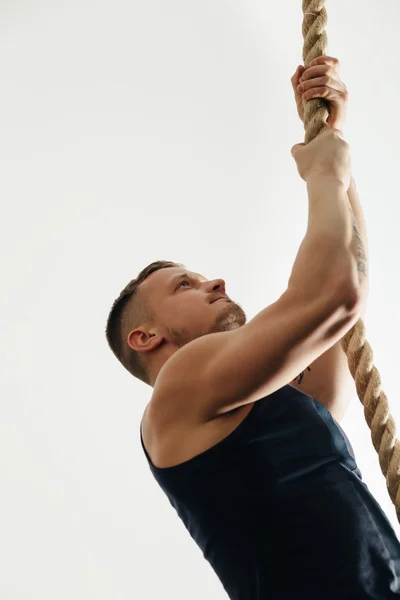 Homem escalada corda — Fotografia de Stock