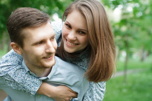 Pareja cariñosa en el parque. — Foto de Stock