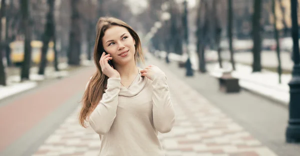 Ung kvinna med telefon — Stockfoto