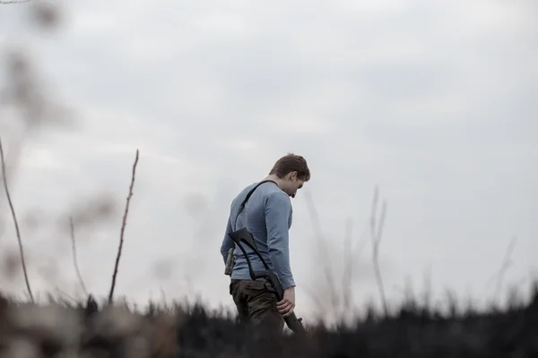 Jäger mit Gewehr auf Feld — Stockfoto