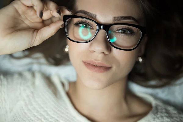 Leuke vrouw in bed — Stockfoto