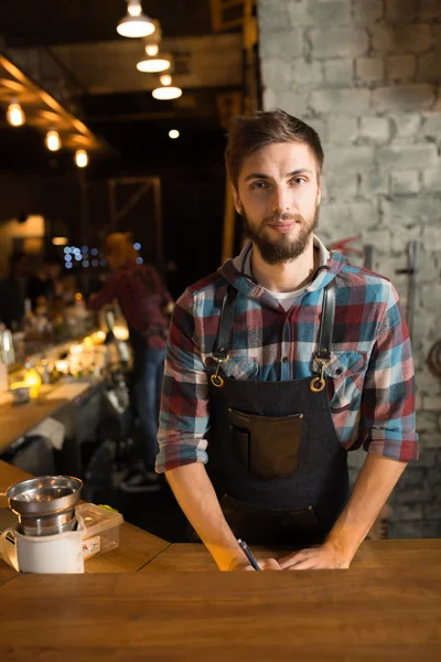 Barista kávézóban dolgozik — Stock Fotó