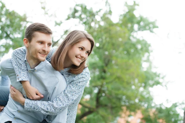 Pareja cariñosa en el parque. — Foto de Stock