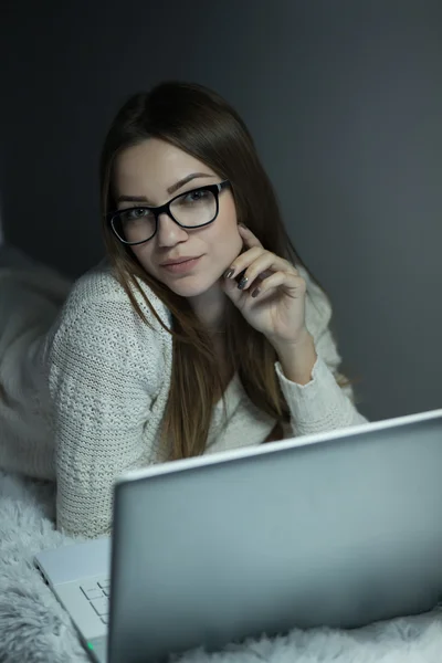 Donna a letto con computer portatile — Foto Stock