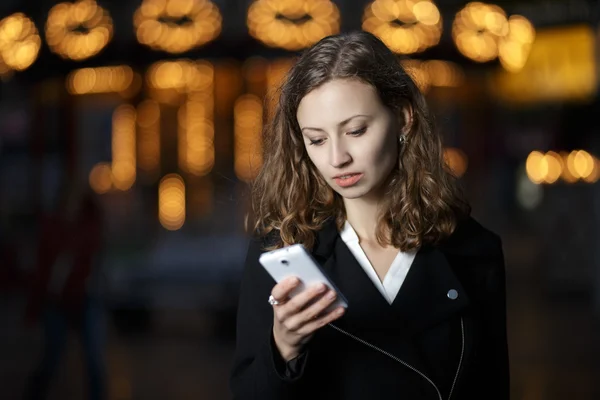 Young woman using cellphone — Stock Photo, Image