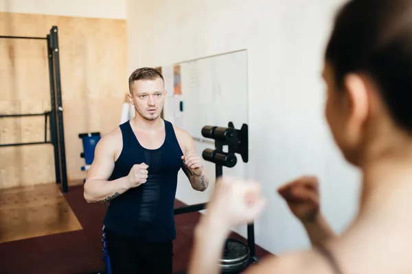 Personal Trainer com Mulher — Fotografia de Stock