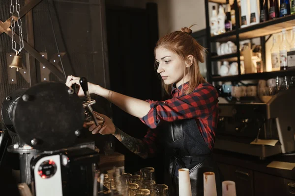 Ženské barman nalil pivo — Stock fotografie