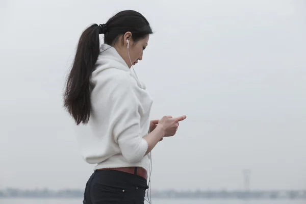 Mulher asiática com fones de ouvido — Fotografia de Stock