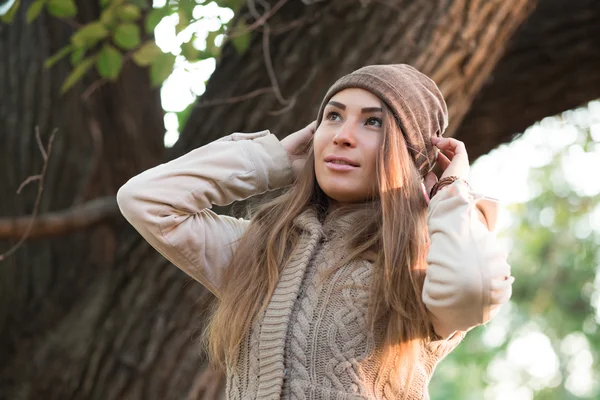 Hermosa mujer en el parque —  Fotos de Stock