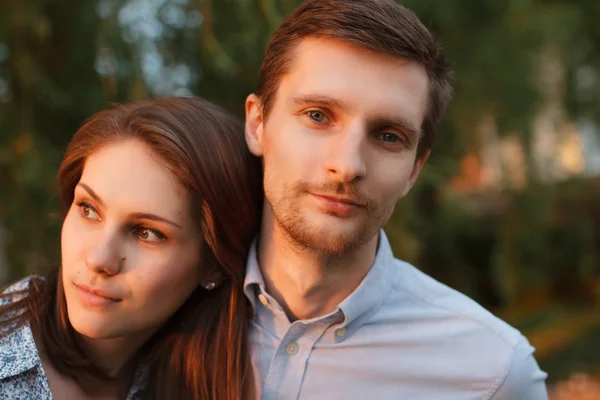 Pareja cariñosa en el parque. — Foto de Stock