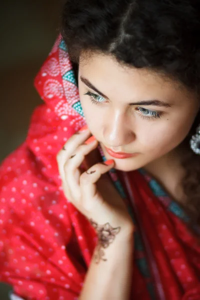 Indisk flicka i sari — Stockfoto