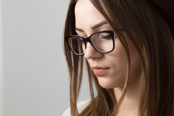 Vacker kvinna i glasögon — Stockfoto
