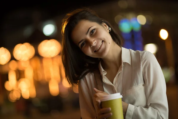 Bella ragazza nella città di notte — Foto Stock