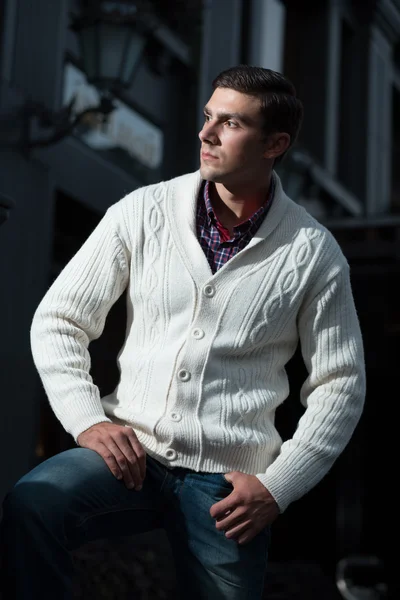 Стильний чоловік в білому пуловері — стокове фото