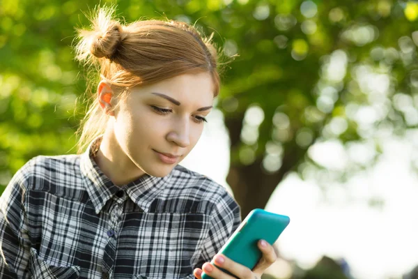 Young woman  using smartphone — Stock Photo, Image