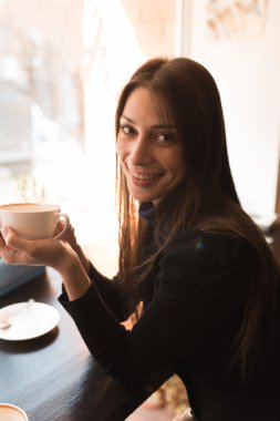 Sevimli kadın kahve ile 
