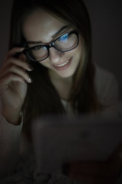 kadın gözlük tablet pc ile