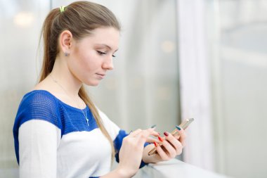  cep telefonu kullanan kadın 