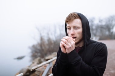 Isınma adam şehirde eller