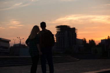 iki gün batımı şehir içinde
