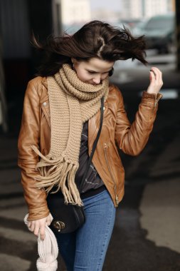  çatı otopark üzerinde kız 