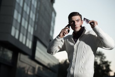  cep telefonu kullaranarak şık adam