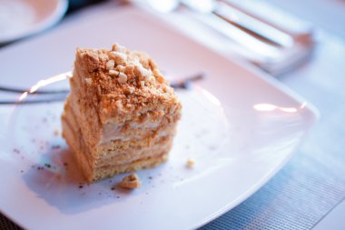 bir tabakta Fındıklı kek 