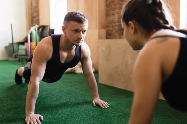 Erkek ve kadın birlikte eğitim 