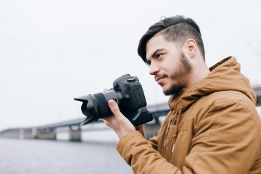Fotoğrafçı ile fotoğraf makinesi Nehri yakınında