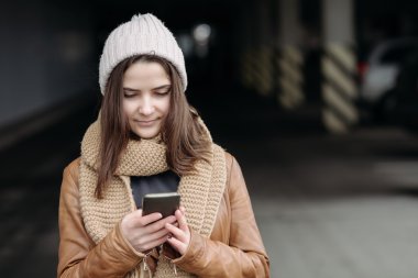  telefon kullanan güzel kız 