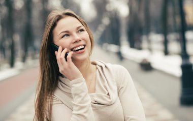 Telefonu olan genç bir kadın. 