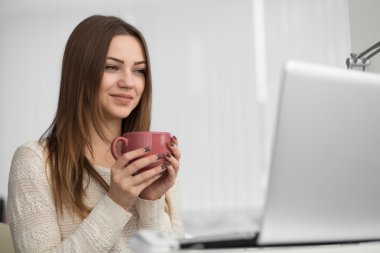 laptop oturan kadın işçi