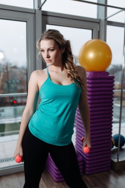 Dambıl ile duran kadın