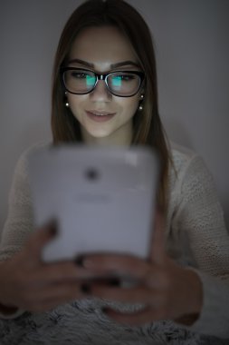 kadın gözlük tablet pc ile