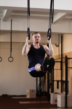 atlet jimnastik halkaları üzerinde