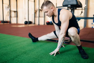 Adam esneme egzersizleri yapıyor.